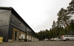 Garagelänga med bilar på parkeringsplatser