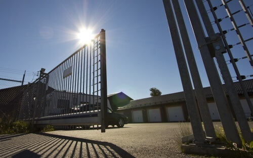 Öppen entrégrind till anläggningen