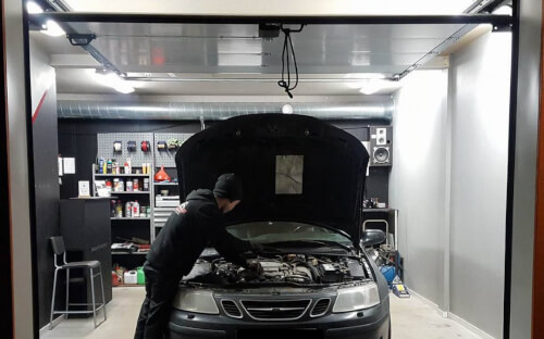 Person som meckar i garage