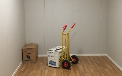 Förråd med pirra och kartonger