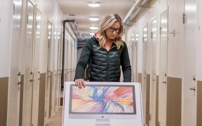 Person med pirra i förrådskorridor